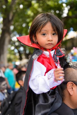 Oaxaca, Meksika - Eki 31, 2016: Ölüler Günü için Drakula gibi giyinmiş tanımlanamayan kız (Dia de los Muertos), ulusal Meksika tatili, Unesco İnsanlığın Somut Olmayan Kültürel Mirası