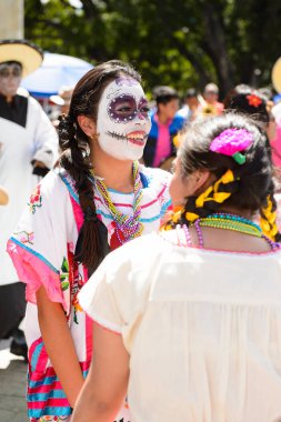 Oaxaca, Meksika - Eki 31, 2016: Ölüler Günü için giyinmiş kimliği belirsiz kız (Dia de los Muertos), ulusal Meksika tatili, Unesco İnsanlığın Somut Olmayan Kültürel Mirası