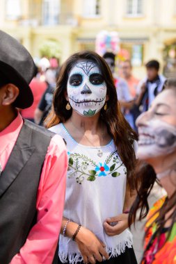 Oaxaca, Meksika - Eki 31, 2016: Ölüler Günü için zombi gibi giyinmiş tanımlanamayan kız (Dia de los Muertos), ulusal Meksika tatili, Unesco İnsanlığın Somut Olmayan Kültürel Mirası