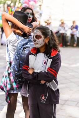 Oaxaca, Meksika - Eki 31, 2016: Kimliği belirsiz kız giyinmiş ve Ölüler Günü için boyalı (Dia de los Muertos), ulusal Meksika tatil, İnsanlığın Unesco Somut Olmayan Kültürel Miras