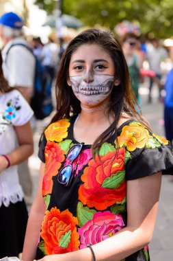 Oaxaca, Meksika - Eki 31, 2016: Ölüler Günü için zombi gibi giyinmiş tanımlanamayan kız (Dia de los Muertos), ulusal Meksika tatili, Unesco İnsanlığın Somut Olmayan Kültürel Mirası