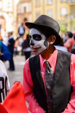 Oaxaca, Meksika - Eki 31, 2016: Ölüler Günü için giyinmiş tanımlanamayan çocuk (Dia de los Muertos), ulusal Meksika tatili, Unesco İnsanlığın Somut Olmayan Kültürel Mirası