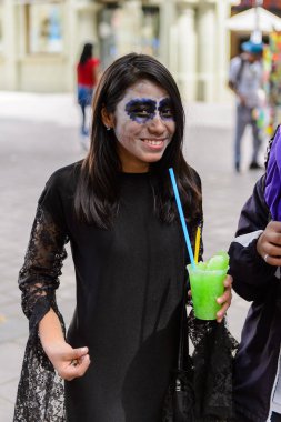 Oaxaca, Meksika - Eki 31, 2016: Kimliği belirsiz kız giyinmiş ve Ölüler Günü için boyalı (Dia de los Muertos), ulusal Meksika tatil, İnsanlığın Unesco Somut Olmayan Kültürel Miras