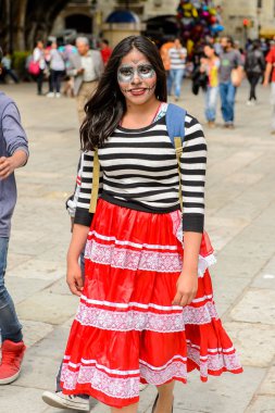 Oaxaca, Meksika - Eki 31, 2016: Kimliği belirsiz kız giyinmiş ve Ölüler Günü için boyalı (Dia de los Muertos), ulusal Meksika tatil, İnsanlığın Unesco Somut Olmayan Kültürel Miras