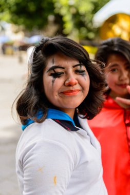 Oaxaca, Meksika - Eki 31, 2016: Ölüler Günü için giyinmiş kimliği belirsiz kız (Dia de los Muertos), ulusal Meksika tatili, Unesco İnsanlığın Somut Olmayan Kültürel Mirası