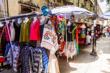 Oaxaca, Meksika- Eki 31, 2016: Pazar yeri (ana kare Zocalo Oaxaca) orijinal geleneksel Meksika hediyelik eşya ve giyim, turistler arasında popüler olan.