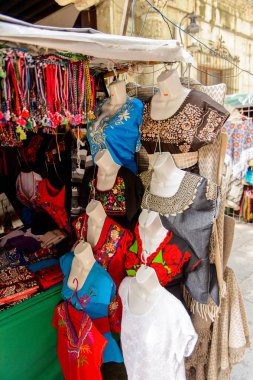 Oaxaca, Meksika- Eki 31, 2016: Pazar yeri (ana kare Zocalo Oaxaca) orijinal geleneksel Meksika hediyelik eşya ve giyim, turistler arasında popüler olan.