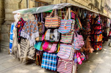 Oaxaca, Meksika- Eki 31, 2016: Pazar yeri (ana kare Zocalo Oaxaca) orijinal geleneksel Meksika hediyelik eşya ve giyim, turistler arasında popüler olan.