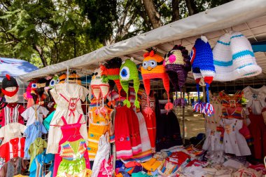 Oaxaca, Meksika- Eki 31, 2016: Pazar yeri (ana kare Zocalo Oaxaca) orijinal geleneksel Meksika hediyelik eşya ve giyim, turistler arasında popüler olan.