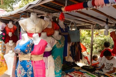 Oaxaca, Meksika- Eki 31, 2016: Pazar yeri (ana kare Zocalo Oaxaca) orijinal geleneksel Meksika hediyelik eşya ve giyim, turistler arasında popüler olan.