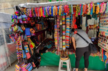 Oaxaca, Meksika- Eki 31, 2016: Pazar yeri (ana kare Zocalo Oaxaca) orijinal geleneksel Meksika hediyelik eşya ve giyim, turistler arasında popüler olan.