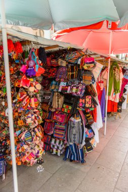 Oaxaca, Meksika- Eki 31, 2016: Pazar yeri (ana kare Zocalo Oaxaca) orijinal geleneksel Meksika hediyelik eşya ve giyim, turistler arasında popüler olan.