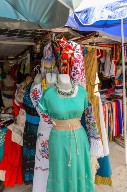 Oaxaca, Meksika- Eki 31, 2016: Pazar yeri (ana kare Zocalo Oaxaca) orijinal geleneksel Meksika hediyelik eşya ve giyim, turistler arasında popüler olan.