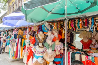 Oaxaca, Meksika- Eki 31, 2016: Pazar yeri (ana kare Zocalo Oaxaca) orijinal geleneksel Meksika hediyelik eşya ve giyim, turistler arasında popüler olan.