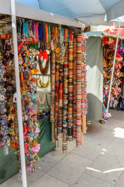 Oaxaca, Meksika- Eki 31, 2016: Pazar yeri (ana kare Zocalo Oaxaca) orijinal geleneksel Meksika hediyelik eşya ve giyim, turistler arasında popüler olan.