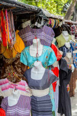 Oaxaca, Meksika- Eki 31, 2016: Pazar yeri (ana kare Zocalo Oaxaca) orijinal geleneksel Meksika hediyelik eşya ve giyim, turistler arasında popüler olan.