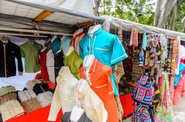 Oaxaca, Meksika- Eki 31, 2016: Pazar yeri (ana kare Zocalo Oaxaca) orijinal geleneksel Meksika hediyelik eşya ve giyim, turistler arasında popüler olan.