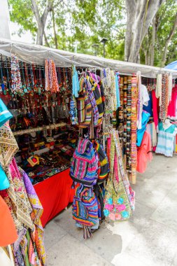 Oaxaca, Meksika- Eki 31, 2016: Pazar yeri (ana kare Zocalo Oaxaca) orijinal geleneksel Meksika hediyelik eşya ve giyim, turistler arasında popüler olan.