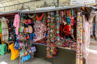 Oaxaca, Meksika- Eki 31, 2016: Pazar yeri (ana kare Zocalo Oaxaca) orijinal geleneksel Meksika hediyelik eşya ve giyim, turistler arasında popüler olan.