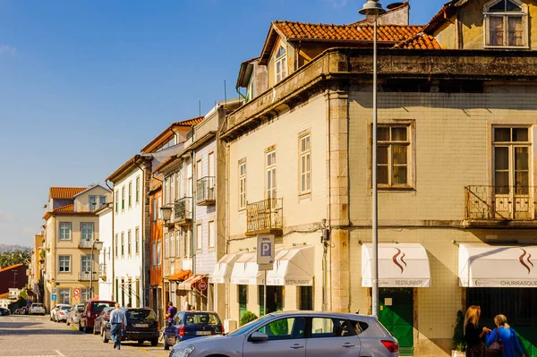 Braga, Portekiz - 14 Ekim 2016: Braga, Portekiz'in tarihi bölümünün mimarisi. Şehir 2012 yılında Avrupa Gençlik Başkenti oldu.