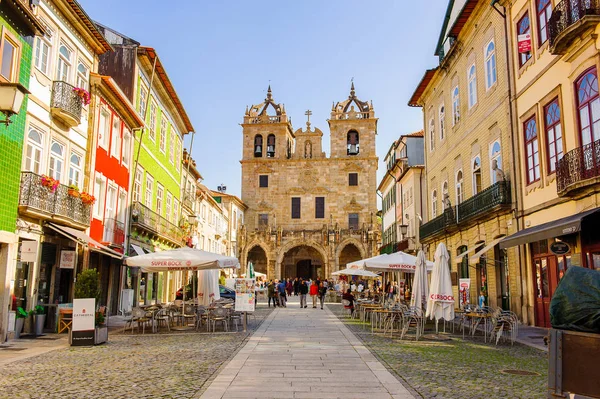 Braga, Portekiz - 14 Ekim 2016: Braga, Portekiz'in tarihi bölümünün mimarisi. Şehir 2012 yılında Avrupa Gençlik Başkenti oldu.
