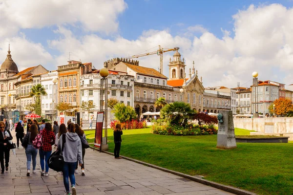 Braga, Portekiz - 14 Ekim 2016: Braga, Portekiz'in tarihi bölümünün mimarisi. Şehir 2012 yılında Avrupa Gençlik Başkenti oldu.
