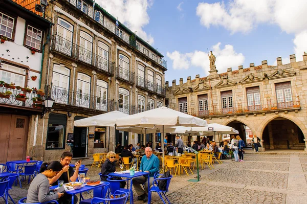 Guimaraes, Portekiz - 14 Ekim 2016: Guimaraes Tarihi Merkezi Oliveira Plaza, Portekiz. Unesco Dünya Mirası