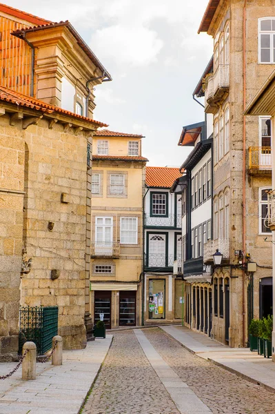 Guimaraes, Portekiz - 14 Ekim 2016: Guimaraes Tarihi Merkezi Mimarisi, Portekiz. Unesco Dünya Mirası