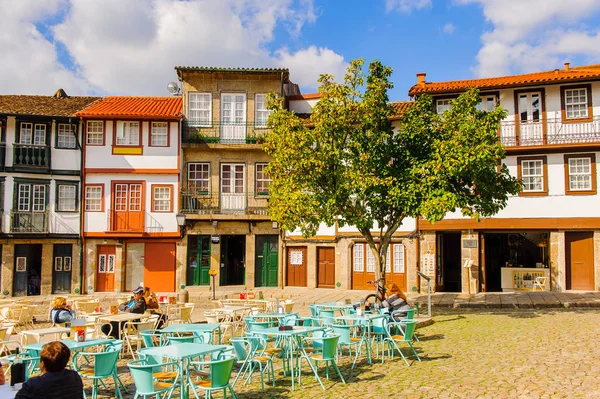 Guimaraes, Portekiz - 14 Ekim 2016: Guimaraes Tarihi Merkezi Oliveira Plaza, Portekiz. Unesco Dünya Mirası