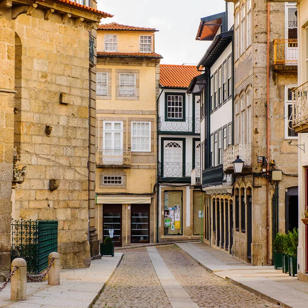 Guimaraes, Portekiz - 14 Ekim 2016: Guimaraes Tarihi Merkezi Mimarisi, Portekiz. Unesco Dünya Mirası