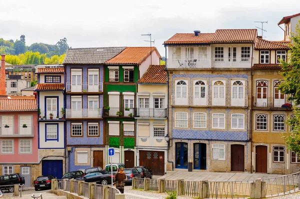 Guimaraes, Portekiz - 14 Ekim 2016: Guimaraes Tarihi Merkezi'nin renkli mimarisi, Portekiz. Unesco Dünya Mirası