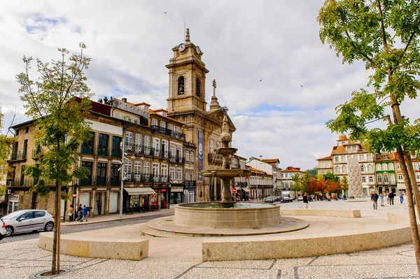 Guimaraes, Portekiz - 14 Ekim 2016: Portekiz'in Guimaraes Tarihi Merkezi'nin Toural meydanının mimarisi. Unesco Dünya Mirası