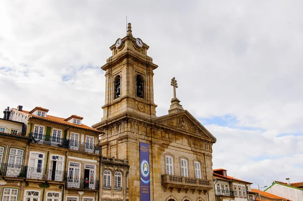 Guimaraes, Portekiz - 14 Ekim 2016: Portekiz'in Guimaraes Tarihi Merkezi'nin Toural meydanının mimarisi. Unesco Dünya Mirası
