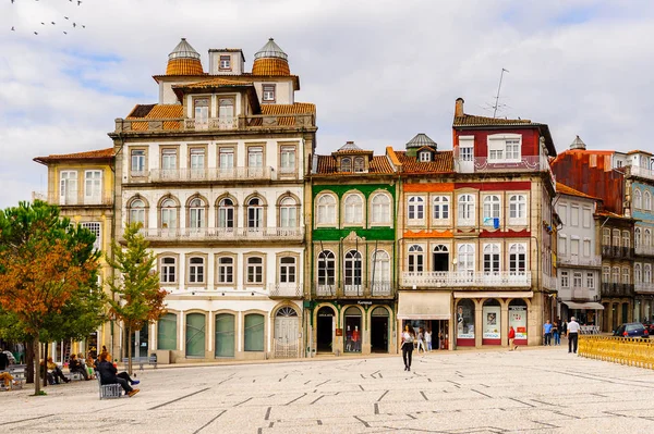 Guimaraes, Portekiz - 14 Ekim 2016: Portekiz'in Guimaraes Tarihi Merkezi'nin Toural meydanının mimarisi. Unesco Dünya Mirası