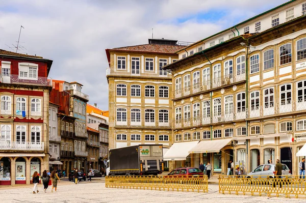 Guimaraes, Portekiz - 14 Ekim 2016: Portekiz'in Guimaraes Tarihi Merkezi'nin Toural meydanının mimarisi. Unesco Dünya Mirası