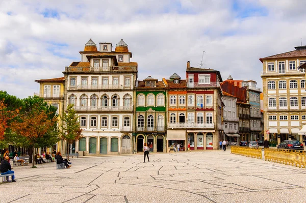 Guimaraes, Portekiz - 14 Ekim 2016: Portekiz'in Guimaraes Tarihi Merkezi'nin Toural meydanının mimarisi. Unesco Dünya Mirası