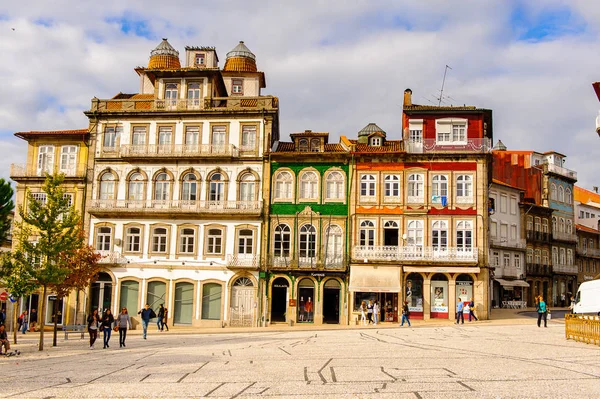 Guimaraes, Portekiz - 14 Ekim 2016: Portekiz'in Guimaraes Tarihi Merkezi'nin Toural meydanının mimarisi. Unesco Dünya Mirası