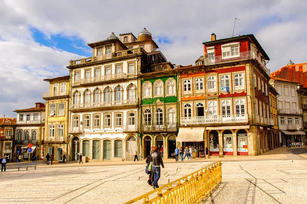 Guimaraes, Portekiz - 14 Ekim 2016: Portekiz'in Guimaraes Tarihi Merkezi'nin Toural meydanının mimarisi. Unesco Dünya Mirası