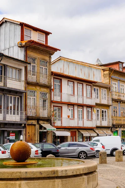 Guimaraes, Portekiz - 14 Ekim 2016: Portekiz'in Guimaraes Tarihi Merkezi'nin Toural meydanının mimarisi. Unesco Dünya Mirası