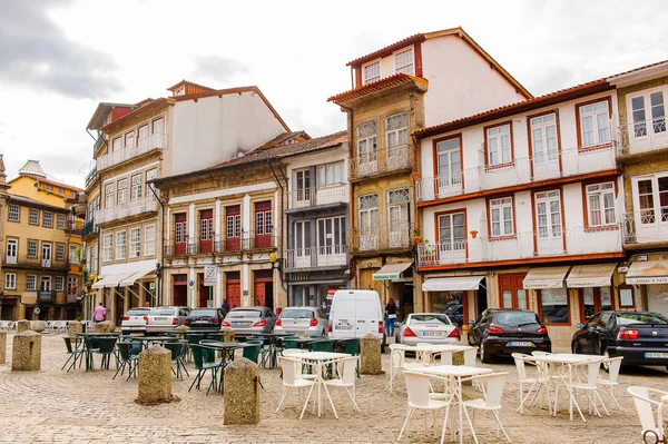 Guimaraes, Portekiz - 14 Ekim 2016: Portekiz'in Guimaraes Tarihi Merkezi'nin Toural meydanının mimarisi. Unesco Dünya Mirası