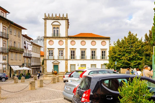 Guimaraes, Portekiz - 14 Ekim 2016: Portekiz'in Guimaraes Tarihi Merkezi'nin Toural meydanının mimarisi. Unesco Dünya Mirası