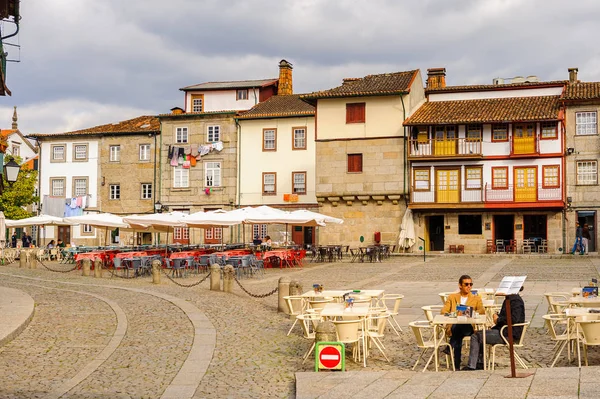 Guimaraes, Portekiz - 14 Ekim 2016: Guimaraes Tarihi Merkezi Oliveira Plaza, Portekiz. Unesco Dünya Mirası
