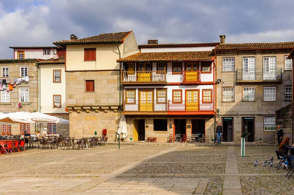 Guimaraes, Portekiz - 14 Ekim 2016: Guimaraes Tarihi Merkezi Oliveira Plaza, Portekiz. Unesco Dünya Mirası