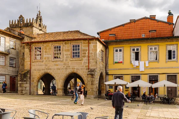Guimaraes, Portekiz - 14 Ekim 2016: Guimaraes Tarihi Merkezi Oliveira Plaza, Portekiz. Unesco Dünya Mirası