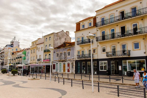 Nazare, Portekiz - 15 Ekim 2016: Nasıra Sahili Mimarisi, Portekiz. Bu Silver Coast (Costa de Prata en popüler sahil beldelerinden biridir).