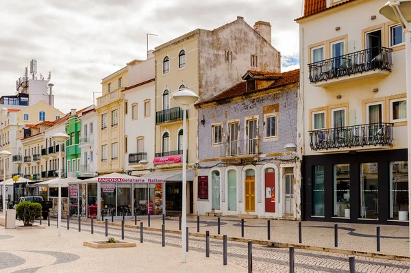 Nazare, Portekiz - 15 Ekim 2016: Nasıra Sahili Mimarisi, Portekiz. Bu Silver Coast (Costa de Prata en popüler sahil beldelerinden biridir).