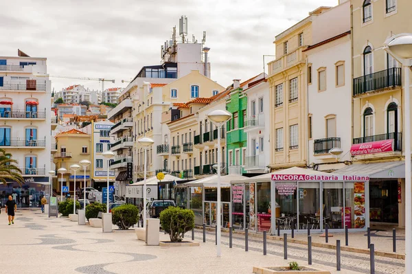 Nazare, Portekiz - 15 Ekim 2016: Nasıra Sahili Mimarisi, Portekiz. Bu Silver Coast (Costa de Prata en popüler sahil beldelerinden biridir).