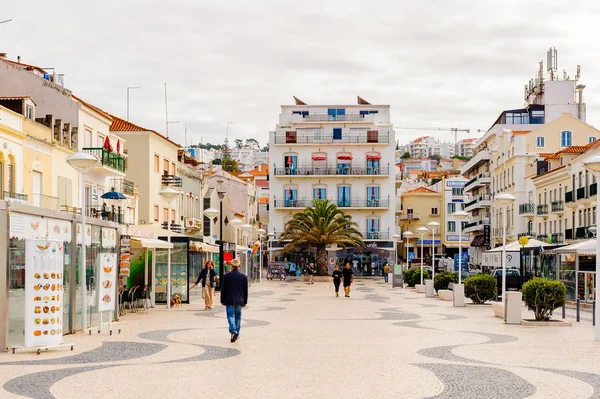 Nazare, Portekiz - 15 Ekim 2016: Nasıra Sahili Mimarisi, Portekiz. Bu Silver Coast (Costa de Prata en popüler sahil beldelerinden biridir).