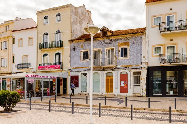 Nazare, Portekiz - 15 Ekim 2016: Nasıra Sahili Mimarisi, Portekiz. Bu Silver Coast (Costa de Prata en popüler sahil beldelerinden biridir).