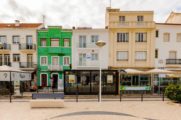 Nazare, Portekiz - 15 Ekim 2016: Nasıra Sahili Mimarisi, Portekiz. Bu Silver Coast (Costa de Prata en popüler sahil beldelerinden biridir).